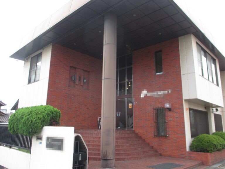 某企業様事務所棟解体工事の解体前の事務所棟正面玄関(レンガ調タイル外壁)