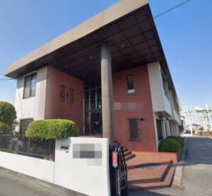 某企業様事務所棟解体工事の解体前の事務所棟外観(別角度)
