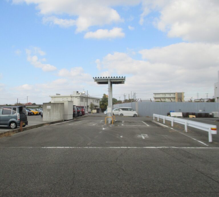 当新田バイオディーゼル燃料給油施設他解体工事の解体前の駐車場と周辺施設