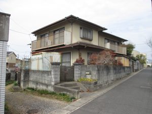 岡山市中区国富 軽量鉄骨造解体撤去工事の着工前｜擁壁とブロック塀に囲まれた敷地