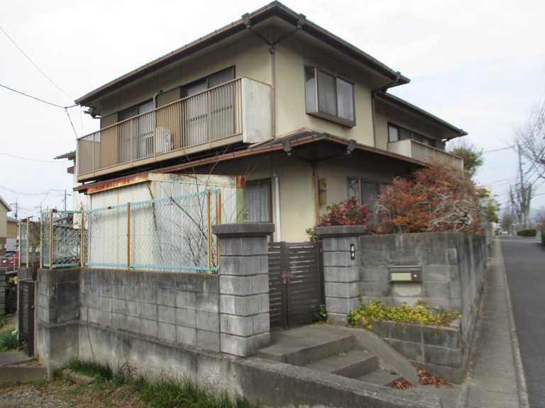 岡山市中区国富 軽量鉄骨造解体撤去工事の着工前｜擁壁とブロック塀に囲まれた敷地